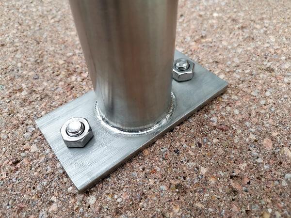 Absperrpfosten aus Edelstahl Ø 48,3 mm mit Ringösen – Sperrpfosten zum Aufdübeln für Parkplatz- und Gehwegabsperrungen